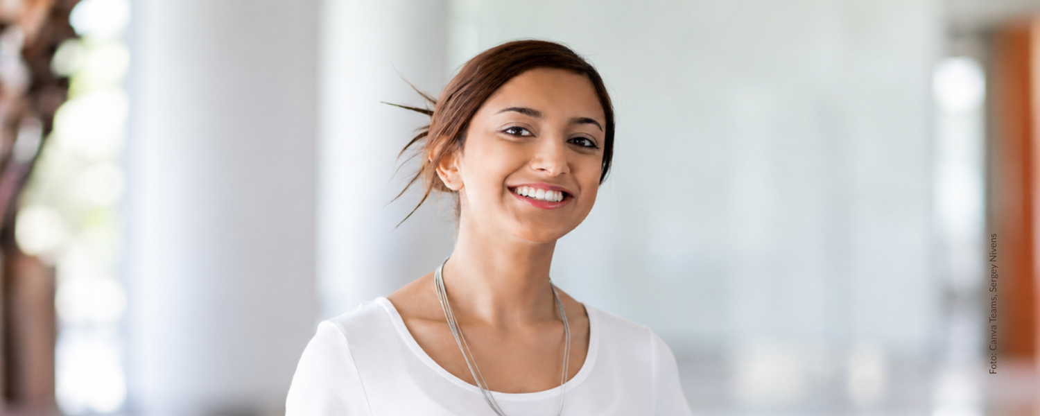 junge Frau im Büro für Stellenanzeige Steuerfachangestellte (m/w/d) in Dußlingen